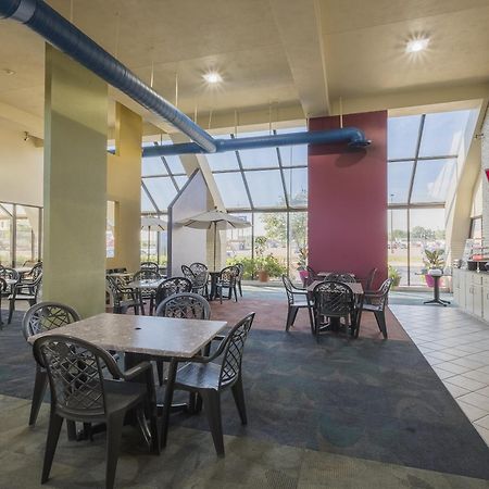 Red Roof Inn & Suites Cleveland - Элирия Экстерьер фото