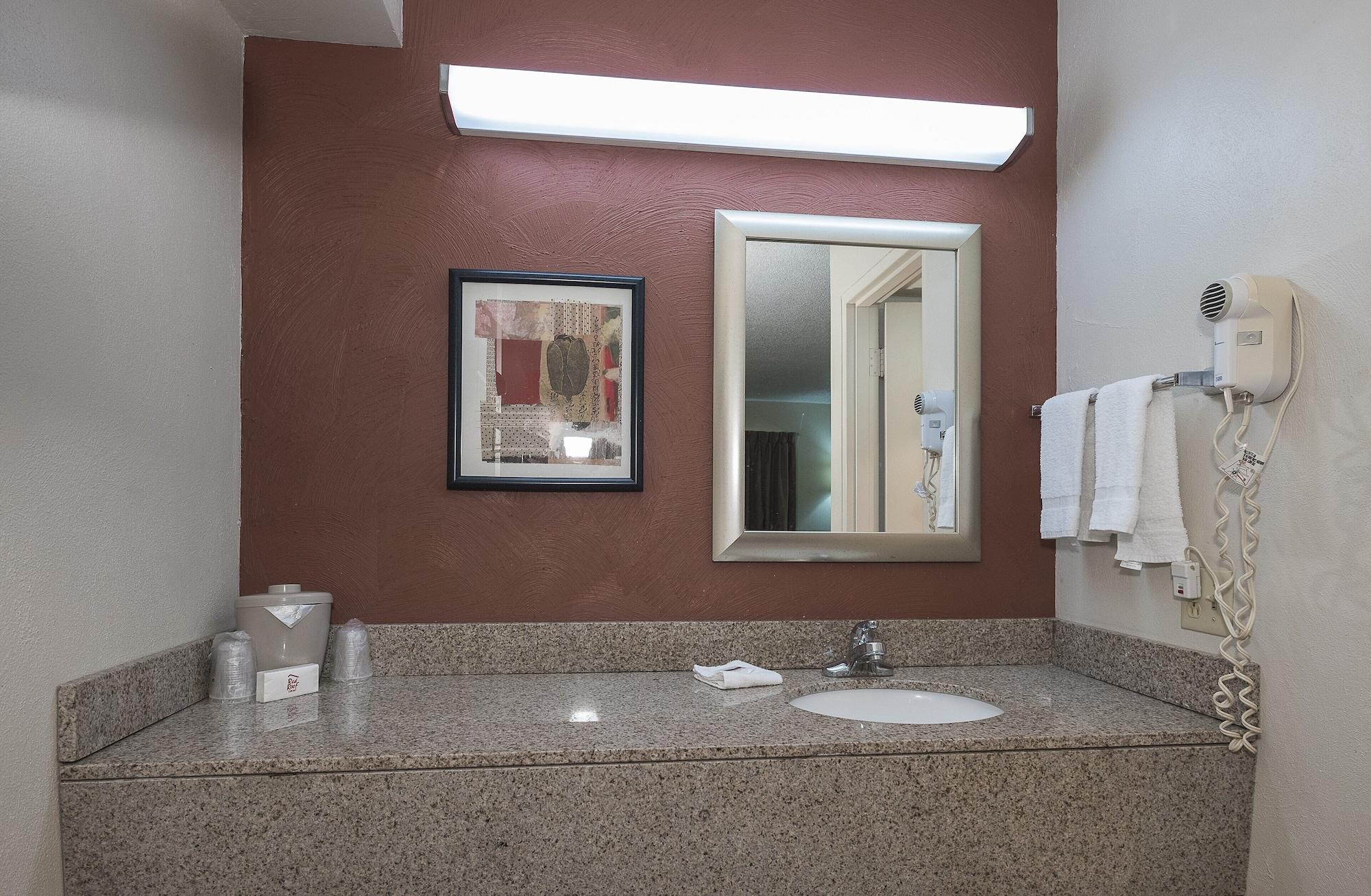 Red Roof Inn & Suites Cleveland - Элирия Экстерьер фото