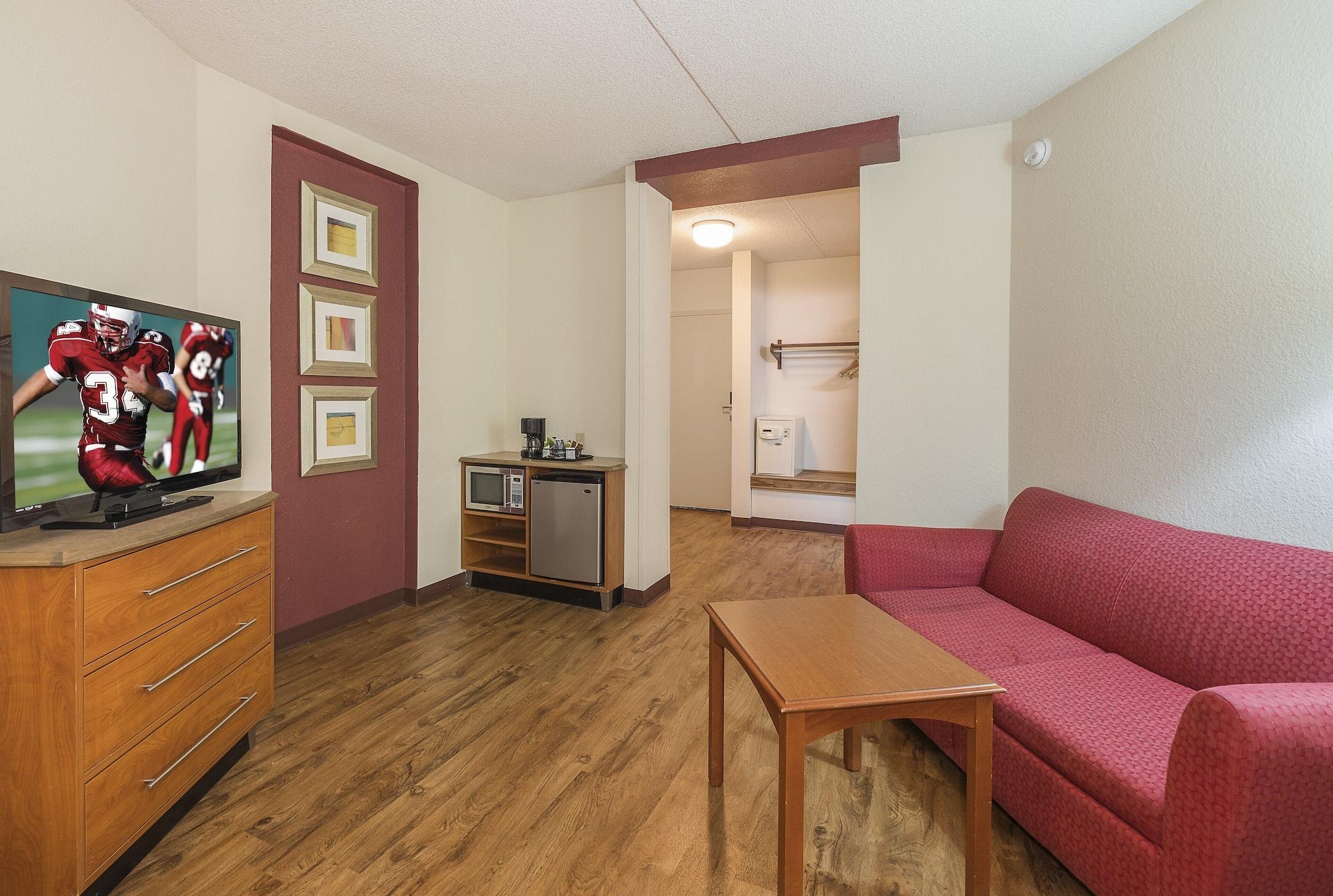 Red Roof Inn & Suites Cleveland - Элирия Экстерьер фото