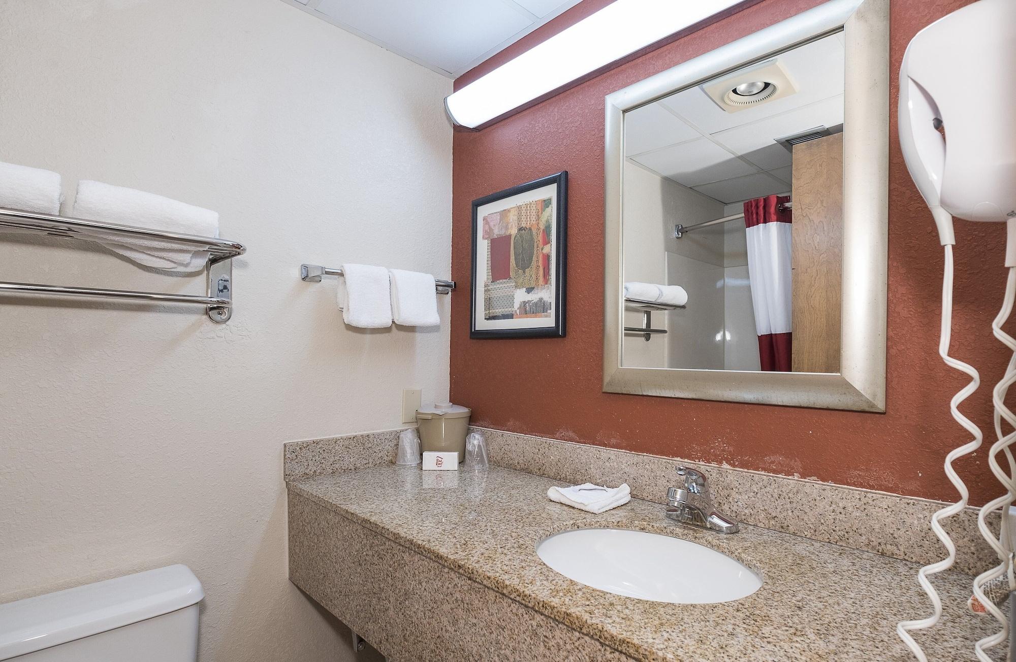 Red Roof Inn & Suites Cleveland - Элирия Экстерьер фото