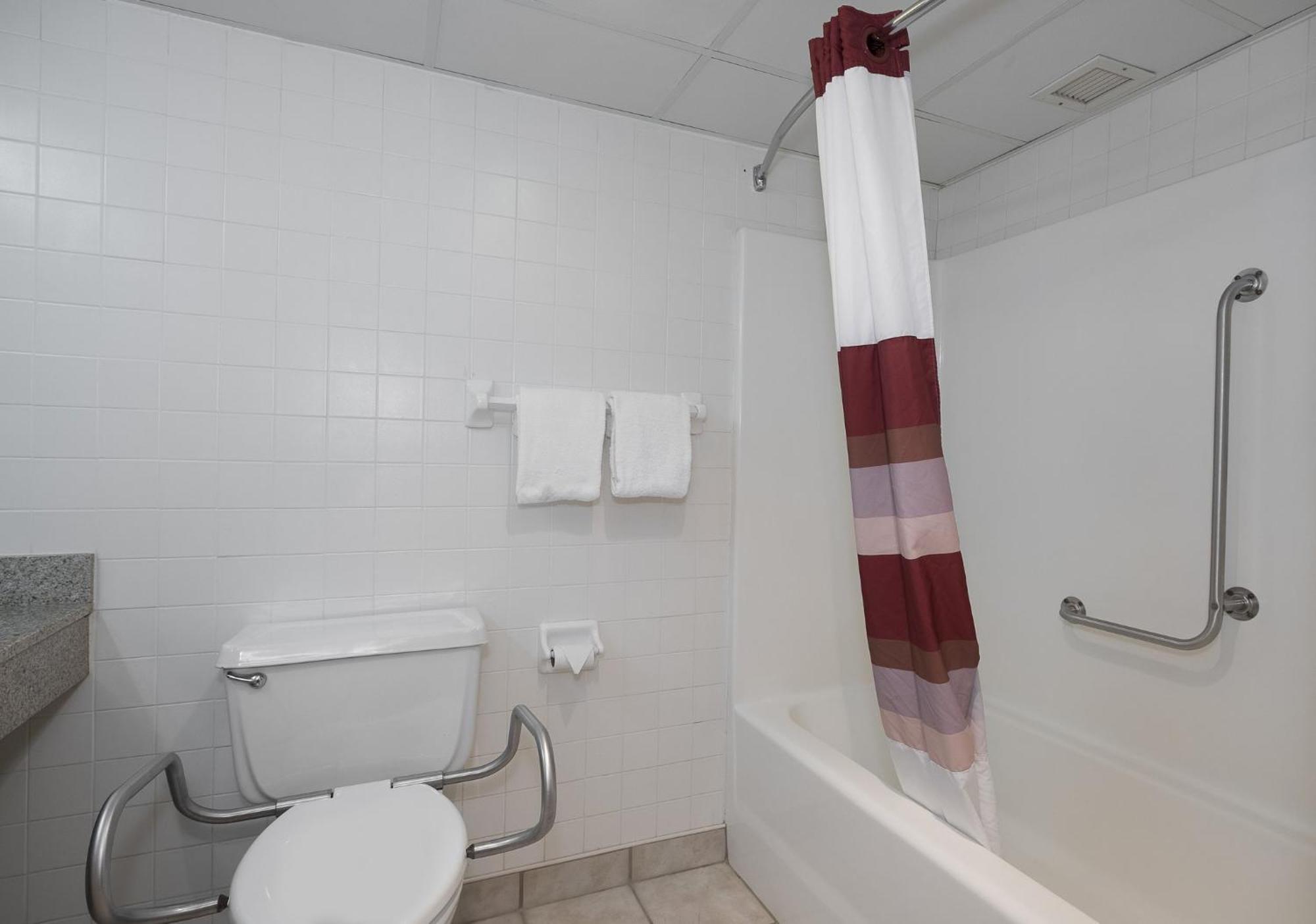 Red Roof Inn & Suites Cleveland - Элирия Экстерьер фото