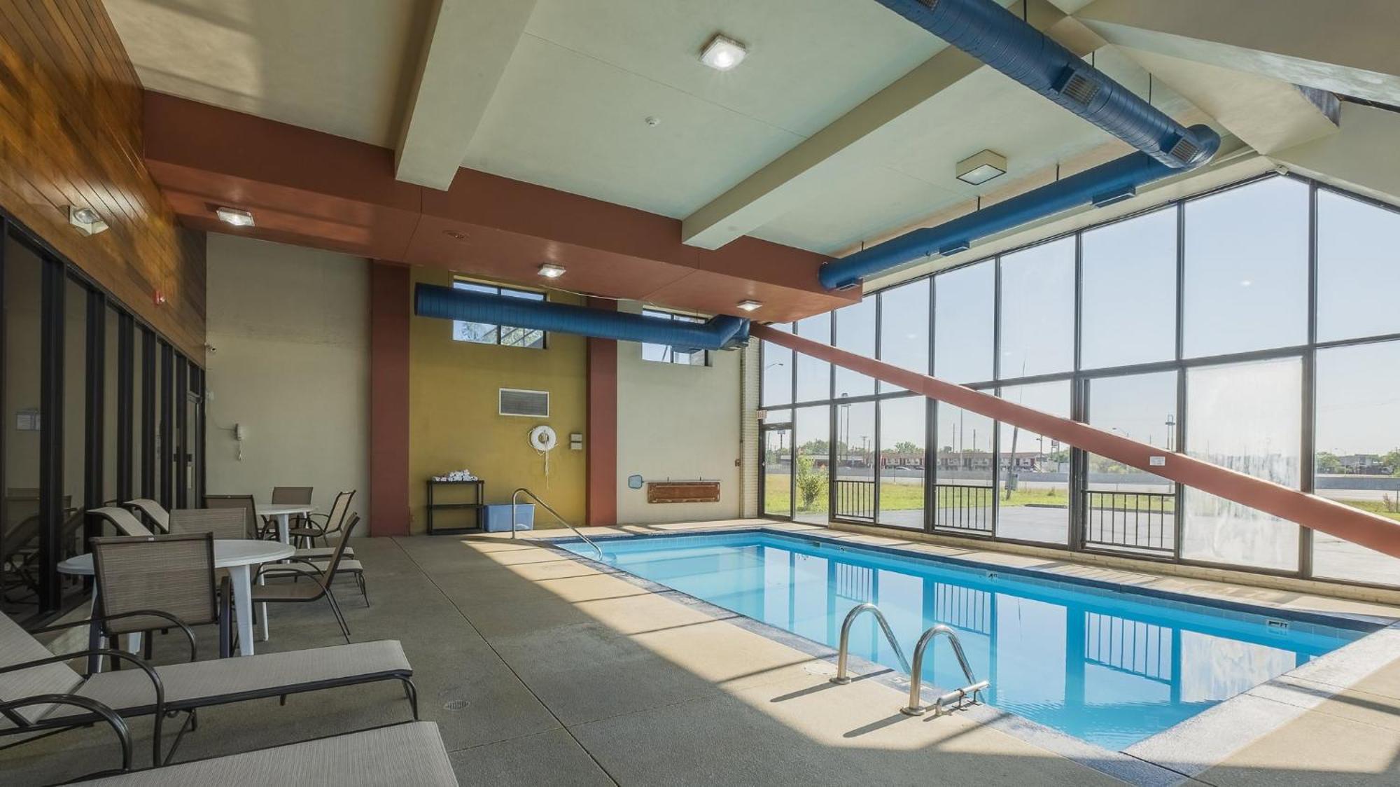 Red Roof Inn & Suites Cleveland - Элирия Экстерьер фото