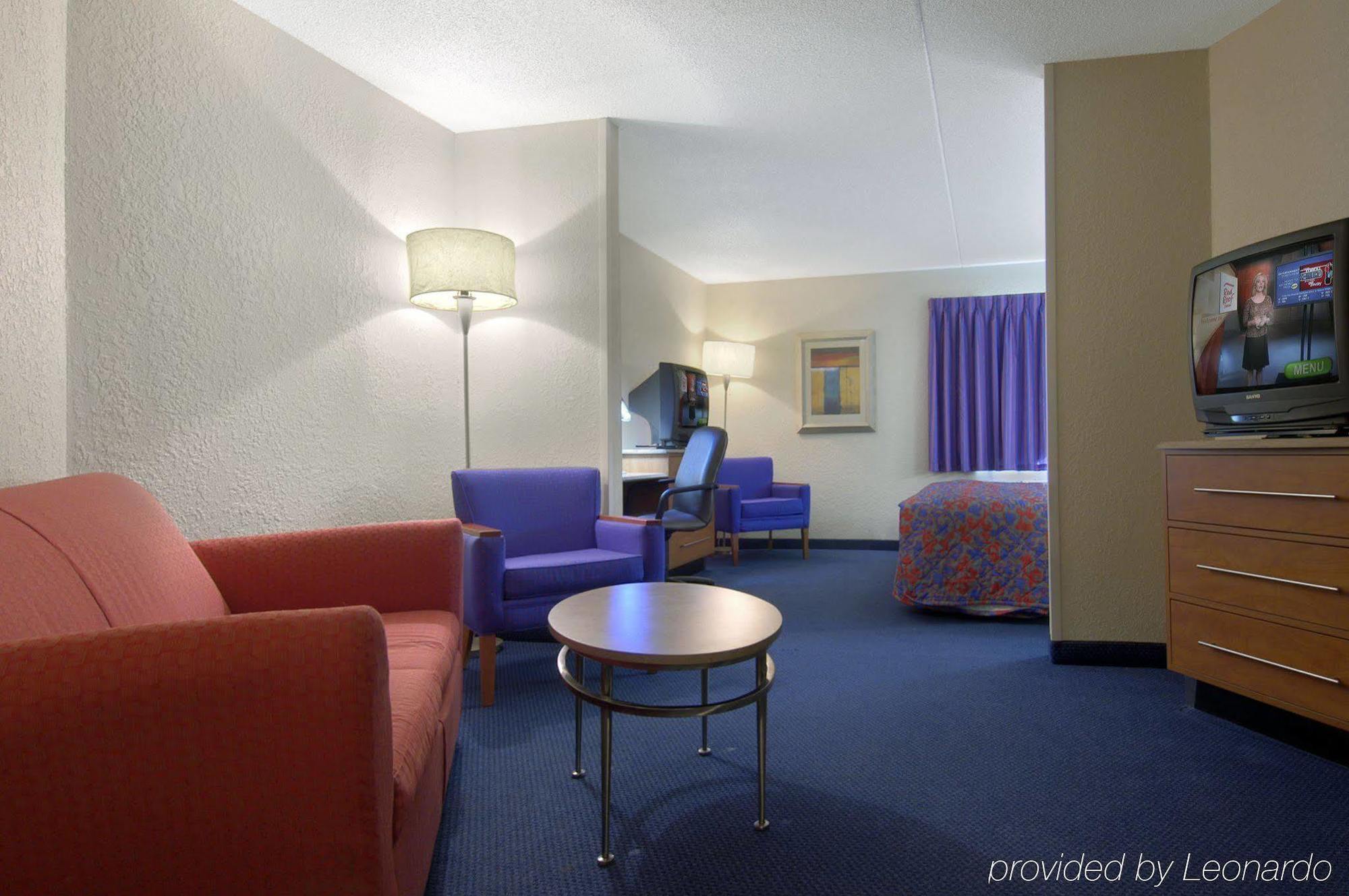 Red Roof Inn & Suites Cleveland - Элирия Номер фото